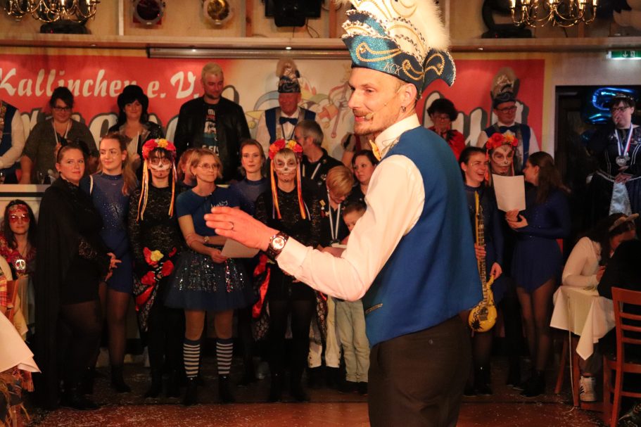 Wir singen die Hymne "50 Jahre Karneval"