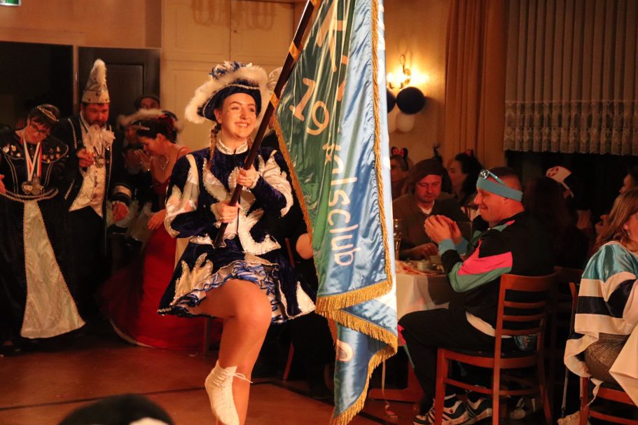 Gardeoffizier begleitet Prinzenpaar in den Festsaal